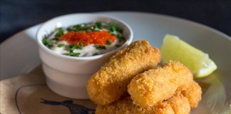 Fotografía cedida en donde aparece un plato de croquetas de caracola elaborado por la chef Nina Compton en su restaurante Compere Lapin de Nueva Orleans. Las croquetas se han convertido en los restaurantes de Estados Unidos en una de las tapas más solicitadas. EFE