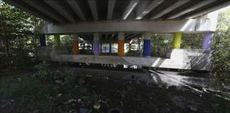 Vista de los pilares del puente de Cantera, por encima del Caño Martín Peña, lleno de sedimentos y basura. EFE/Archivo