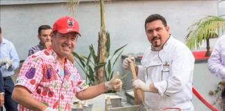 Fotografía cedida en donde aparece el dueño de los restaurantes "Don Chente" Vicente Ortiz (izq.), y el chef español Armando Rodiel (dcha.), que en la actualidad reside en San Diego preparando una paella española. Cuarenta equipos de cocineros y miles de amantes de la paella se darán cita este sábado en Los Ángeles para participar en la primera edición de "LAPaellaFest", un festival internacional a mayor gloria de este plato culinario típico de la gastronomía española. EFE/Exquisitamente/SÓLO USO EDITORIAL