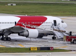 Los bomberos apagan el fuego del avión de la compañía estadounidense Dynamic Airways cuando se dirigía a la pista de despegue del aeropuerto internacional de Fort Lauderdale, al norte de Miami, Florida, Estados Unidos.