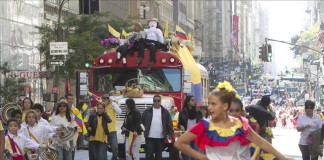 Adultos y niños, banderas en mano, se colocaron a lo largo de la Quinta Avenida para saludar a unas 5.000 personas y carrozas que recorrieron unas 30 calles. EFE/Archivo