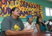 De izda. a dcha., el director del grupo "Puente" Carlos Garcia, Francisco Perez y su esposa Olivia, que tiene en brazos a la hija de ambos, Arely, de dos años, durante una rueda de prensa hoy en Phoenix, Arizona. EFE