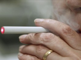 Un joven de 21 años se encuentra hospitalizado en estado inducido de coma en un hospital de Miami después de que le estallara en la cara un cigarrillo electrónico, informaron hoy medios locales. EFE/Archivo