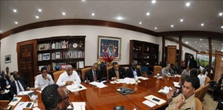 El Primer Ministro de Las Bahamas, Perry Christie (c), se encuentra reunido este viernes 2 de octubre con funcionarios de su gobierno y representantes de agencias de emergencia para monitorear el paso del huracán Joaquín que se debilitó hasta alcanzar la categoría 3 en la escala de intensidad Saffir-Simpson mientras golpea con furia zonas de las islas Bahamas. EFE/BIS/Peter Ramsay/SÓLO USO EDITORIAL