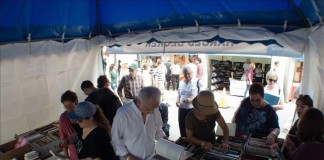 Visitantes observan libros durante la Feria del libro de Miami en EE.UU. EFE/Archivo