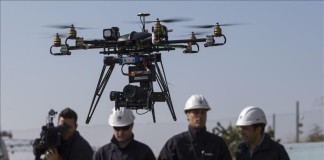 La medida AB 856 añade una protección explícita al espacio aéreo existente sobre un terreno a la legislación que regula la invasión de la privacidad, cuya descripción no dejaba claro si era aplicable a las operaciones realizadas con drones. EFE/Archivo