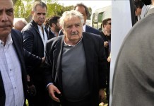 El expresidente uruguayo José "Pepe" Mujica acompaña al candidato a la Presidencia argentina por el oficialismo, Daniel Scioli (no en la foto), durante un acto en la escuela agropecuaria General Lucio Mansilla, este 7 de octubre de 2015, provincia de Buenos Aires. EFE