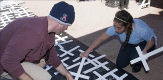 Un grupo de personas voluntarias de una coalición de Derechos Humanos pinta cruces blancas hoy, sábado 24 de octubre de 2015, en Tucson, Arizona (Estados Unidos). EFE