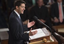 El legislador republicano Paul Ryan (d), recibe un mazo de manos de la líder de la minoría demócrata en la Cámara de Representantes de EE.UU., Nancy Pelosi, tras ser confirmado hoy por la Cámara de Representantes de Estados Unidos como su nuevo presidente.