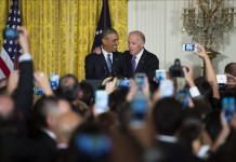 El presidente estadounidense, Barack Obama (i), y su vicepresidente, Joe Biden (d), pronuncian un discurso durante una ceremonia por el Mes de la Herencia Hispánica y el 25 aniversario de la iniciativa por la Excelencia Educacional Hispana hoy, jueves 15 de octubre de 2015, en el Salón Este de la Casa Blanca, en Washington (DC, EE.UU.). EFE