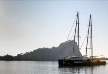 Fotografía cedida por Greenpeace del buque insignia de Greenpeace, el Rainbow Warrior III. EFE/archivo