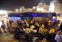 Policías israelíes en la escena donde un hombre murió al ser abatido tras herir a otras dos personas en un nuevo apuñalamiento en Jerusalén; un suceso que hoy se ha repetido en la ciudad de Ranana. EFE