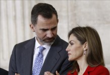Los Reyes durante una ceremonia en el Palacio Real. EFE/Archivo