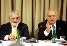 El director de la Real Academia Española, Darío Villanueva (i), junto al director de la Academia Chilena de la Lengua, Alfredo Matus (d), participa en una rueda de prensa, este 15 de octubre de 2015, en Santiago (Chile). EFE