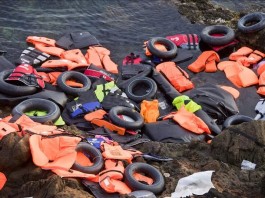 Vista de los salvavidas usados en la llegada de los refugiados. EFE/Archivo