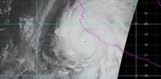 Imagen satelital que muestra al peligroso huracán Patricia avanzando con rapidez sobre aguas del Pacífico hacia la costa occidental de México con rachas de viento de 400 kilómetros por hora, según informó hoy el Servicio Meteorológico Nacional (SMN). EFE/NOAA/SÓLO USO EDITORIAL