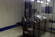Con esta decisión, las dos instancias judiciales rechazaron la solicitud de revisión de condena que había pedido la defensa del reo salvadoreño, de 49 años, sobre el que pesan tres condenas de muerte por tres asesinatos cometidos entre 1988 y 1990. EFE/Archivo