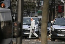 La policía científica trabaja en los escenarios de los atentados en París.