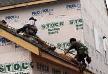 Fotografía de trabajadores hispanos en una construcción en Raleigh, capital de Carolina del Norte. Archivo