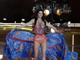 La modelo estadounidense Kendall Jenner camina por la pasarela durante el desfile de la marca Victoria's Secret, hoy martes 10 de noviembre de 2015, en el Lexington Armory de Nueva York (NY, EE.UU.).