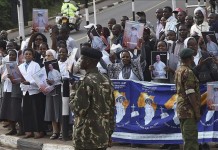 Varios soldados y un grupo de personas esperan la llegada del papa Francisco a la Casa del gobierno en Nairobi, Kenia, en su etapa inicial de su primer viaje a África, que además le llevará a Uganda y la República Centroafricana. La visita del papa a Kenia ha sido declarada de alto riesgo ante la permanente amenaza terrorista del grupo yihadista Al Shabab.