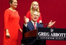 El gobernador de Texas, el republicano Greg Abbott, amenazó hoy a todos los sheriffs del estado con retirar partidas económicas para sus condados en caso de que adopten las "políticas santuario" que protegen a los indocumentados de la deportación. Archivo