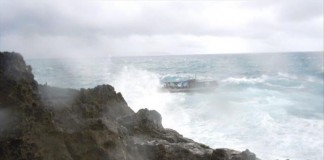 Imagen captada de una grabación de video de los restos del barco en el que viajaban decenas de inmigrantes en busca de asilo tras hundirse en la isla australiana de Christmas (Navidad), en el océano Índico.Archivo