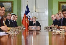 Fotografía cedida por la Presidencia de Chile, de la mandataria del país, Michelle Bachelet (c), quien asiste, hoy jueves 12 de noviembre de 2015, a una reunión donde el presidente del Senado, el democristiano Patricio Walker, aseguró que hay una postura transversal de apoyo a la presidenta Michelle Bachelet frente a la tensión diplomática que el país austral vive frente a Perú y Bolivia, en el Palacio de La Moneda en Santiago de Chile (Chile).