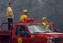 Una patrula de bomberos del estado de Nueva Jersey (EEUU) observa el humo de un gran incendio.Archivo