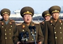 Fotografía facilitada por la Agencia Coreana Central de Noticias, que muestra a Choe Ryong-hae (c), el director de la Oficina General del Ejército Popular de Corea en la plaza del Palacio Kumsusan en Pyongyang, Corea del Norte.Archivo