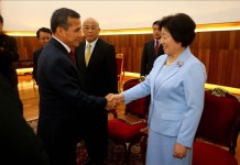Fotografía cedida por la presidencia de Perú en la que se registró al mandatario peruano Ollanta Humala (3-i) al saludar a la jefa del Frente Unido del Comité Central del Partido Comunista de China (PCCh), Sun Chunlan (d), en Palacio de Gobierno de Lima (Perú).