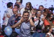 El líder del frente opositor Cambiemos, Mauricio Macri (c), saluda a seguidores cargando sobre sus hombros a su hija Antonia, este 24 de noviembre, en Buenos Aires (Argentina).