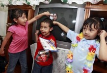 La escuela tiene un programa que incentiva los buenos modales y la realización de tareas como recoger la basura, ayudar a los más pequeños o abrir la puerta a los visitantes. Archivo