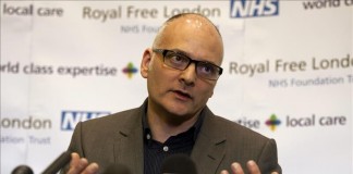 El especialista en enfermedades infecciosas del hospital Royal Free, Michael Jacobs, ofrece una rueda de prensa sobre el estado de salud de Pauline Cafferkey, la enfermera escocesa a la que se le diagnosticó ébola en diciembre de 2014 tras su llegada a Glasgow procedente de Sierra Leona.Archivo