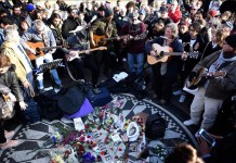 Varias personas se congregan para cantar y observar imágenes del asesinado músico británico John Lennon hoy, martes 8 de9 diciembre de 2015, en en el Central Park de Nueva York, en el monumento bautizado como "Strawberry Fields". En el 35 aniversario de su asesinato, Nueva York recordó hoy a John Lennon con llamamientos a seguir sus mensajes pacifistas y a actuar ante el problema de las armas en Estados Unidos.