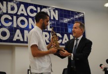 El grafitero cubano Danilo Maldonado, conocido como "El Sexto" (i) junto a Jorge Mas Santos, presidente de la Fundación Nacional Cubano Americana (d), denunció en Miami que la situación en su país "sigue de mal en peor" e insistió en la necesidad de "un cambio" urgente en la isla "para revertir este punto crítico".