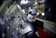 Un técnico trabaja en un ordenador en un laboratorio. Archivo