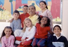El mexicano José Luis Orozco se ha inspirado en los cuentos y canciones populares de su infancia para enseñar a los niños las actividades de la vida diaria. Archivo