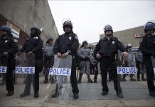 Agentes de policía y de la Guardia Nacional permanecen en guardia en Pennsylvania Avenue en Baltimore, Estados Unidos. La Fiscalía del estado de Maryland anunció hoy que presentará cargos contra seis agentes de la Policía de Baltimore por la muerte del joven negro Freddie Gray Archivo