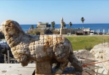 Fotografía facilitada por la Dirección de Antigüedades de Israel de la talla de un cordero (animal que en el cristianismo primitivo solía representar la fe e incluso a Jesús), que arqueólogos israelíes han hallado en las proximidades de una antigua iglesia en la ciudad de Cesarea (norte de Israel).