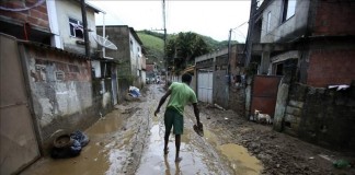 La zona más afectada en el sur de Brasil fue visitada este sábado por la presidenta Dilma Rousseff, quien sobrevoló en helicóptero algunas de las ciudades inundadas y anunció una ayuda inmediata de 6,6 millones de reales (unos 1,8 millones de dólares). Archivo