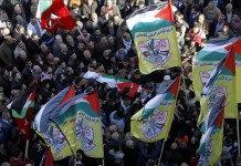 Ciudadanos transportan el cadáver del joven palestino Maher Jabi, asesinado presuntamente ayer a tiros por el ejército israelí tras intentar embestir unos vehículos del ejército israelí.