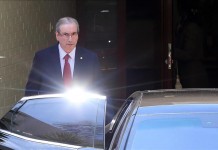 El presidente de la Cámara de Diputados, Eduardo Cunha, sale de la residencia oficial en Brasilia (Brasil).