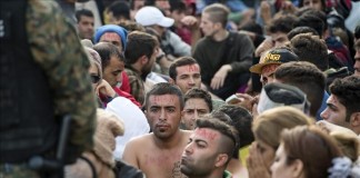 Varios refugiados buscan asilo. Archivo