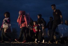 Varios refugiados caminan hacia un campamento de registro y tránsito, en la frontera entre Grecia y Macedonia, cerca de Gevegelija, Macedonia. Archivo