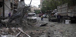 Varias personas inspeccionan el lugar donde se ha producido un ataque aéreo de las fuerzas leales al presidente sirio, Bachar Al Asad, a las afueras de Damasco (Siria). Archivo.