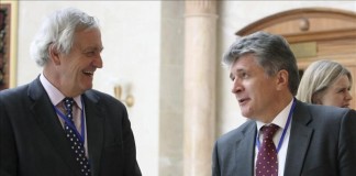 El representante especial adjunto de la ONU para Afganistán, Nicholas Haysom (i), conversa con el representante especial de la ONU para Asia Central, Miroslav Jenca. Archivo