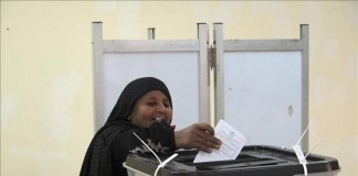 Nawar Ezza Abu Zeid, una viuda vendedora de huevos, en el momento de depositar su voto en el colegio Fanía TiyaNariya, en el barrio cairota de Sayeda Zeinab.