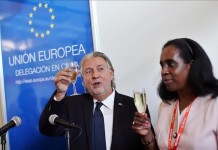 El jefe de la delegación de la Unión Europea (UE) en Cuba, Herman Portocarero, y la viceministra cubana de Comercio Exterior, Ileana Núñez Archivo
