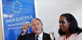 El jefe de la delegación de la Unión Europea (UE) en Cuba, Herman Portocarero, y la viceministra cubana de Comercio Exterior, Ileana Núñez Archivo